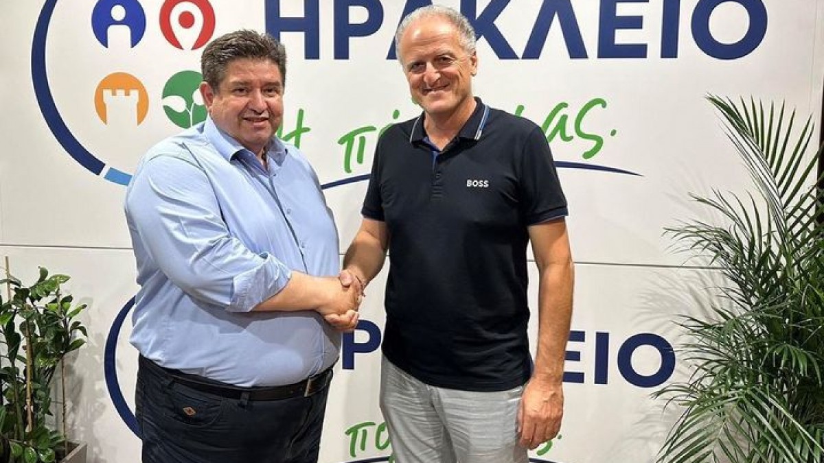 Ο Κωστής Στειακάκης στο πλευρό του Μιχάλη Καραμαλάκη Ο Κωστής Στειακάκης στο πλευρό του Μιχάλη Καραμαλάκη