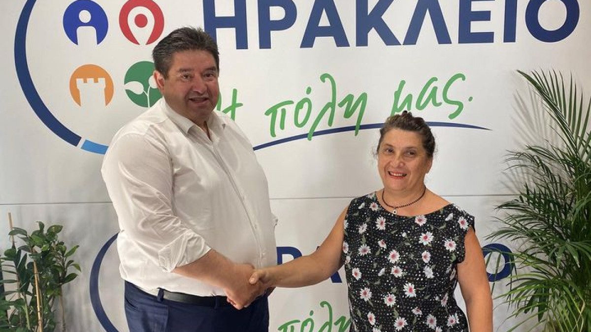 Η Αποστολία Βασιλάκη Μπούρα – Μαία, Συνταξιούχος ΠΑΓΝΗ, στο πλευρό του Μιχάλη Καραμαλάκη Η Αποστολία Βασιλάκη Μπούρα – Μαία, Συνταξιούχος ΠΑΓΝΗ, στο πλευρό του Μιχάλη Καραμαλάκη