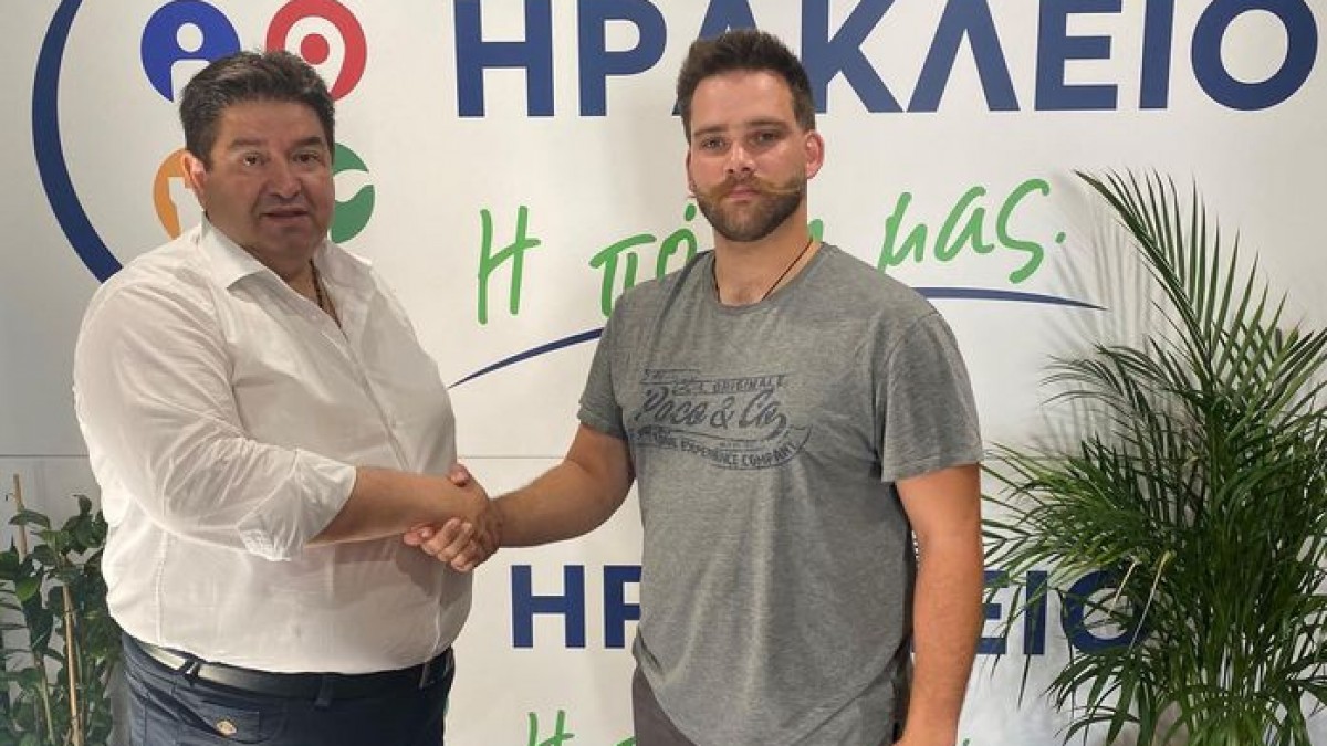 Ο Νίκος Σφακιανάκης – Κομμωτής, στο πλάι του Μιχάλη Καραμαλάκη Ο Νίκος Σφακιανάκης – Κομμωτής, στο πλάι του Μιχάλη Καραμαλάκη