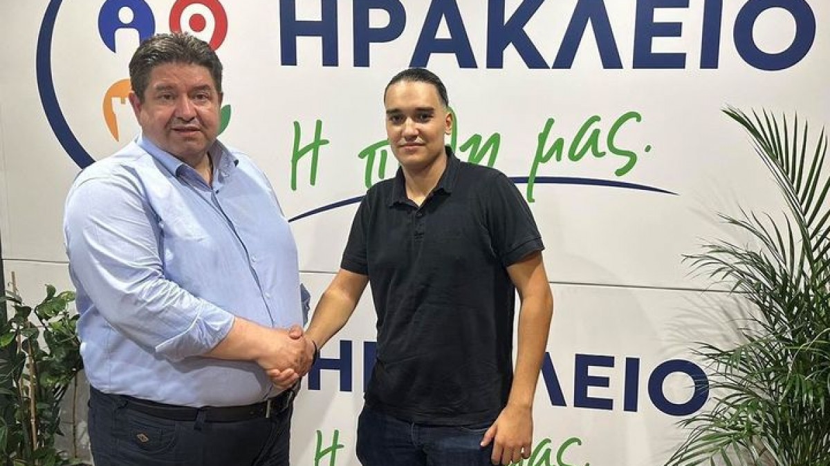 Ο Δημήτρης Μαρής – Φοιτητής Τμ. Μηχανολόγων-Μηχανικών ΕΛ.ΜΕ.ΠΑ., με τον Μιχάλη Καραμαλάκη Ο Δημήτρης Μαρής – Φοιτητής Τμ. Μηχανολόγων-Μηχανικών ΕΛ.ΜΕ.ΠΑ., με τον Μιχάλη Καραμαλάκη