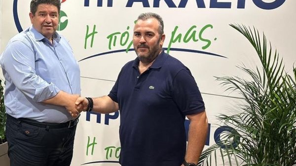 Ο Κώστας Τσιτάκης, Ιδιωτικός Υπάλληλος, με τον Μιχάλη Καραμαλάκη Ο Κώστας Τσιτάκης, Ιδιωτικός Υπάλληλος, με τον Μιχάλη Καραμαλάκη