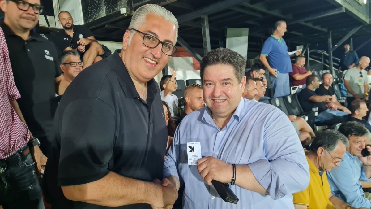 Δίπλα στην ομάδα του ΟΦΗ ο Μιχάλης Καραμαλάκης Δίπλα στην ομάδα του ΟΦΗ ο Μιχάλης Καραμαλάκης