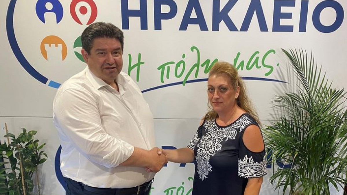 Η Χρυσή Ξυλούρη – Ξενοδοχοϋπάλληλος, στο πλευρό του Μιχάλη Καραμαλάκη Η Χρυσή Ξυλούρη – Ξενοδοχοϋπάλληλος, στο πλευρό του Μιχάλη Καραμαλάκη