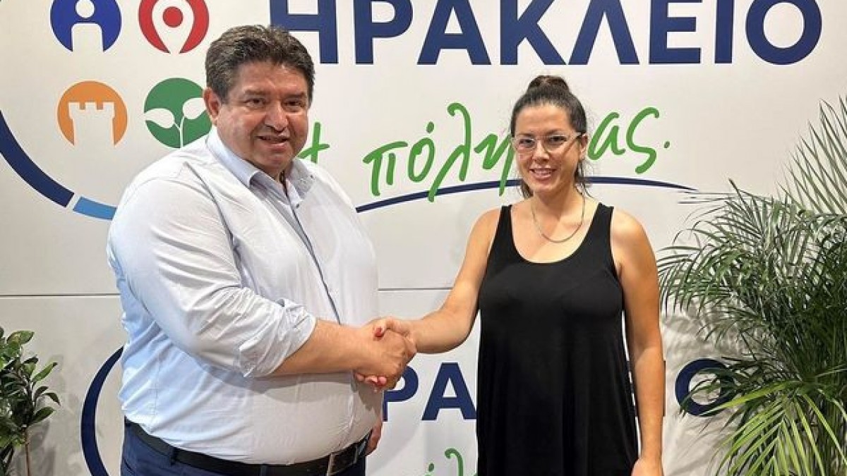Στο πλευρό του Μιχάλη Καραμαλάκη η διπλωματούχος Αρχιτέκτων-Μηχανικός Μαρία Χατζηδάκη Στο πλευρό του Μιχάλη Καραμαλάκη η διπλωματούχος Αρχιτέκτων-Μηχανικός Μαρία Χατζηδάκη