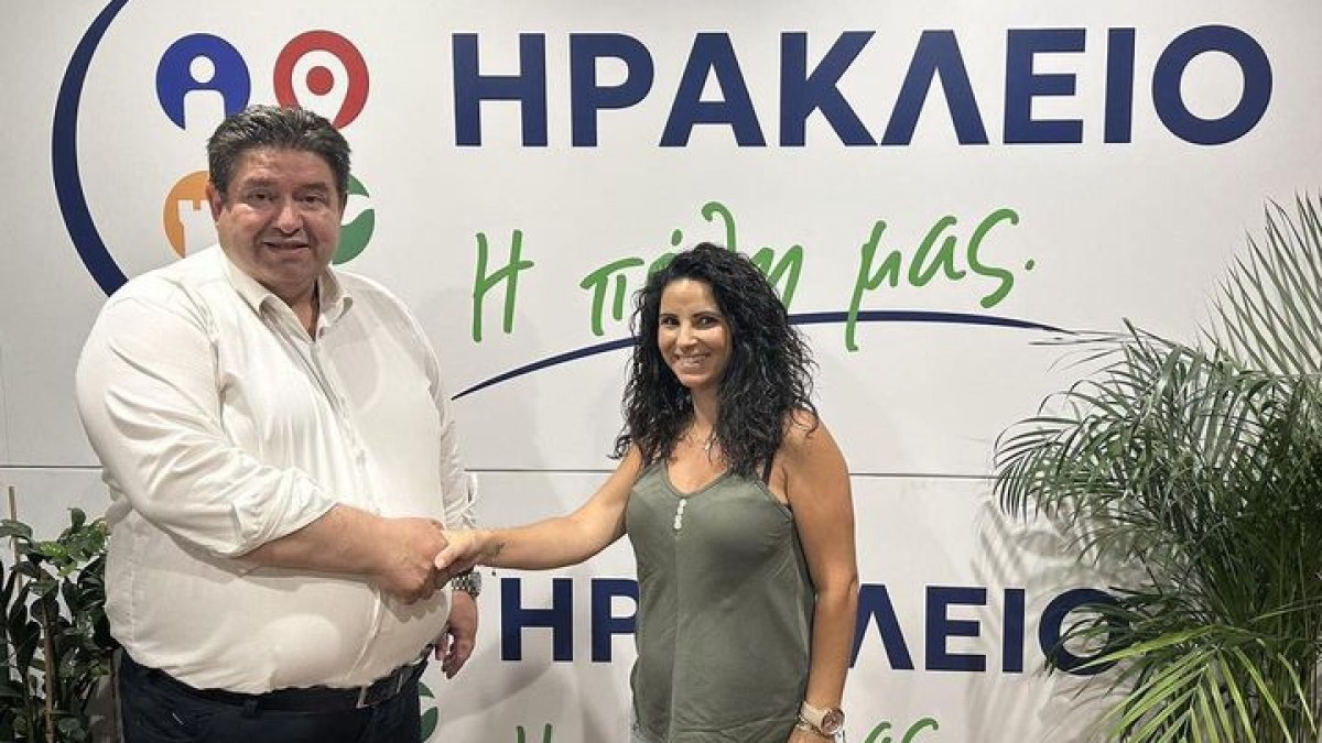 Η Γαρυφαλιά (Λίτσα) Μηλιαρά Μανελάκη – Νηπιαγωγός, στο πλευρό του Μιχάλη Καραμαλάκη Η Γαρυφαλιά (Λίτσα) Μηλιαρά Μανελάκη – Νηπιαγωγός, στο πλευρό του Μιχάλη Καραμαλάκη