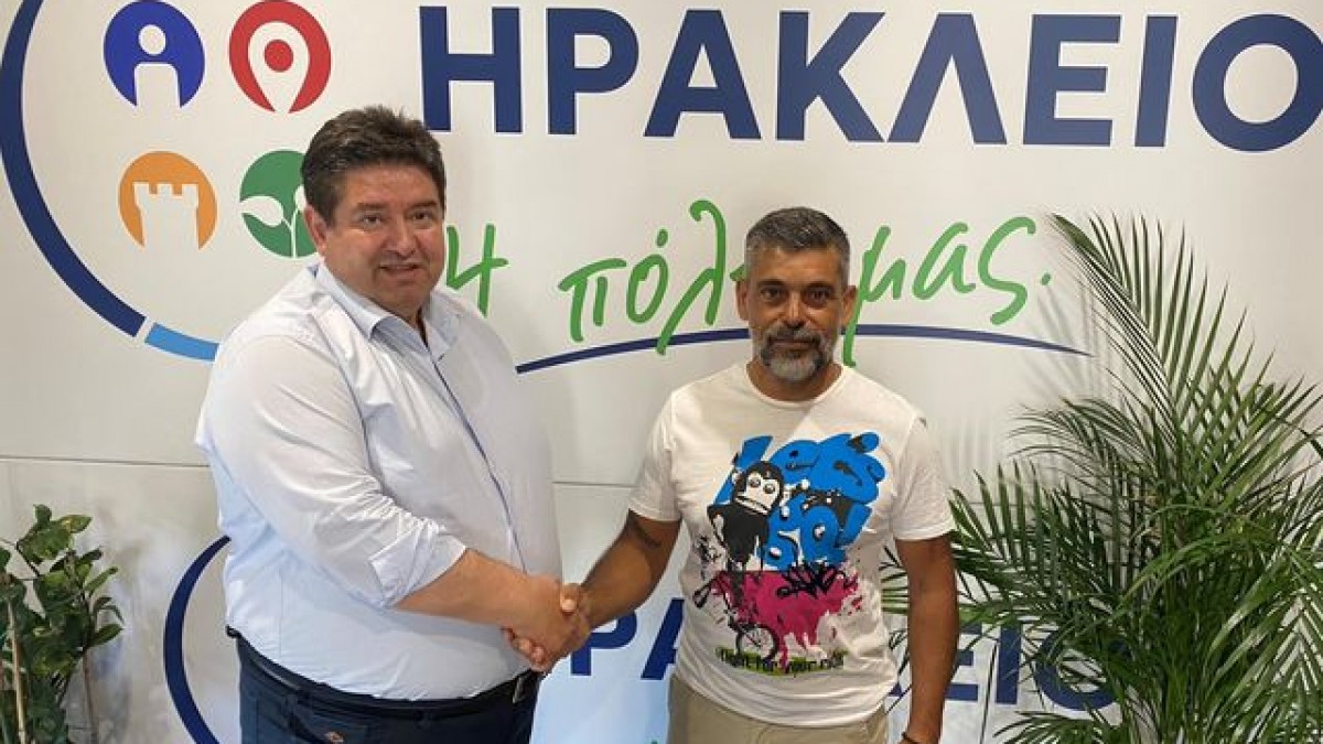 Ο Ιατράκης Εμμανουήλ – Ιδιωτικός Υπάλληλος, στο πλάι του Μιχάλη Καραμαλάκη Ο Ιατράκης Εμμανουήλ – Ιδιωτικός Υπάλληλος, στο πλάι του Μιχάλη Καραμαλάκη