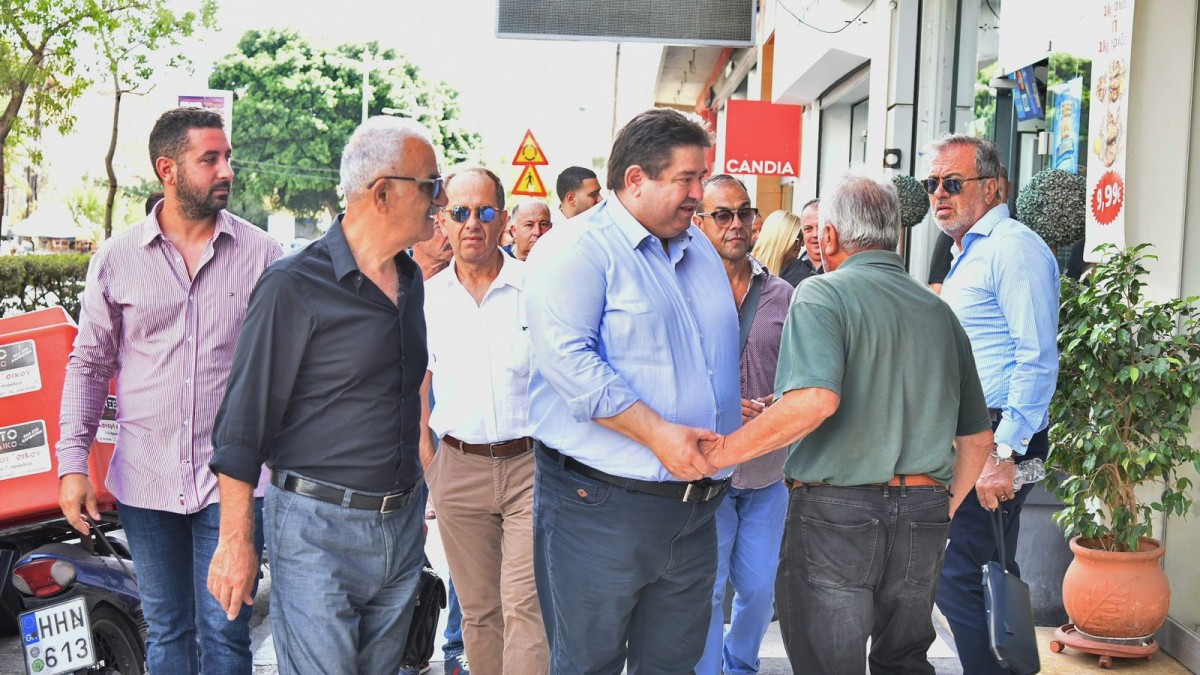 «Αγκάλιασαν» τον Μ. Καραμαλάκη οι επιχειρηματίες της 62 Μαρτύρων «Αγκάλιασαν» τον Μ. Καραμαλάκη οι επιχειρηματίες της 62 Μαρτύρων