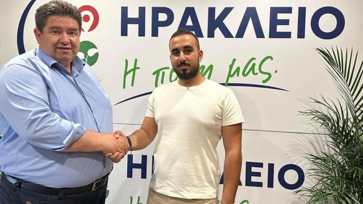 Ο Γιώργος Κάββαλος-Τελειόφοιτος Τμήματος Λογιστικής και Χρηματοοικονομικής,με τον Μιχάλη Καραμαλάκη Ο Γιώργος Κάββαλος-Τελειόφοιτος Τμήματος Λογιστικής και Χρηματοοικονομικής,με τον Μιχάλη Καραμαλάκη