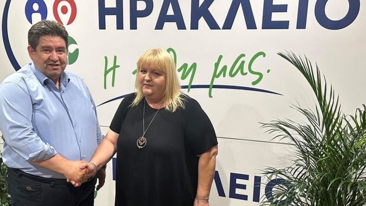 Η Ανδριάνα Καρατζοπούλου - Νοσηλεύτρια (Βενιζέλειο-Πανάνειο), στο πλευρό του Μιχάλη Καραμαλάκη Η Ανδριάνα Καρατζοπούλου - Νοσηλεύτρια (Βενιζέλειο-Πανάνειο), στο πλευρό του Μιχάλη Καραμαλάκη