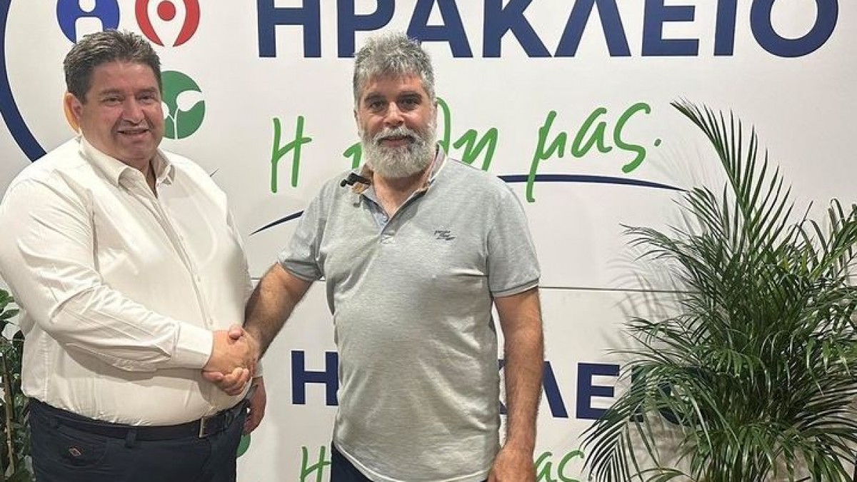 Ο Γιώργος Μανουσάκης – Διακοσμητής, στο πλάι του Μιχάλη Καραμαλάκη Ο Γιώργος Μανουσάκης – Διακοσμητής, στο πλάι του Μιχάλη Καραμαλάκη