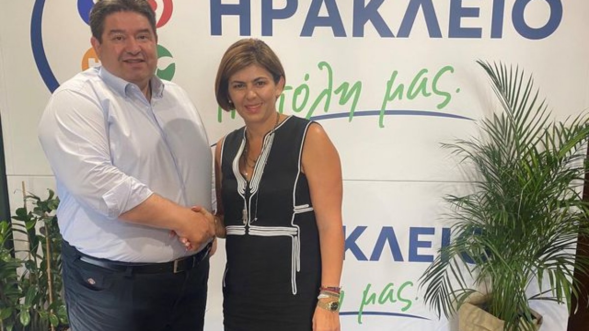 Η Σοφία Τερζάκη, Οικονομικός Σύμβουλος Επιχειρήσεων-Χρηματοοικονομικά, μαζί με τον Μιχάλη Καραμαλάκη Η Σοφία Τερζάκη, Οικονομικός Σύμβουλος Επιχειρήσεων-Χρηματοοικονομικά, μαζί με τον Μιχάλη Καραμαλάκη