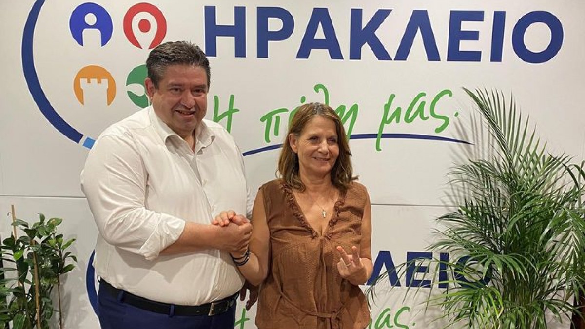 Η Ελευθερία Ζαμπετάκη – Συνταξιούχος, πρώην Έμπορος, στο πλάι του Μιχάλη Καραμαλάκη Η Ελευθερία Ζαμπετάκη – Συνταξιούχος, πρώην Έμπορος, στο πλάι του Μιχάλη Καραμαλάκη