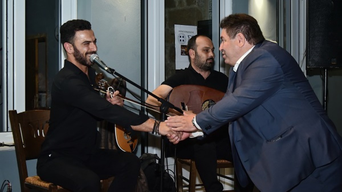 Με ευχές υποδέχθηκαν τον Μιχάλη Καραμαλάκη στις Βούτες Με ευχές υποδέχθηκαν τον Μιχάλη Καραμαλάκη στις Βούτες